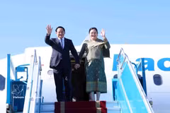 El primer ministro de Laos, Sonexay Siphandone, y su esposa llegan a Hanoi. (Fuente: VNA)