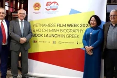 La embajadora de Vietnam en Grecia, Pham Thi Thu Huong, y delegados en el evento. (Fuente: VNA)