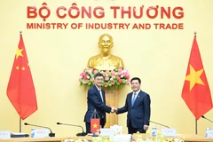 El ministro de Industria y Comercio de Vietnam, Nguyen Hong Dien, y Chen Gang, miembro del Comité Central del Partido Comunista de China (PCCh) y secretario del Comité del Partido de la Región Autónoma Zhuang de Guangxi. (Fuente: VNA)