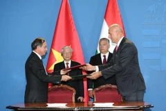 El secretario general del Partido Comunista de Vietnam, Nguyen Phu Trong, y el primer ministro húngaro, Viktor Orbán, presenciaron la ceremonia de firma del Memorando de Entendimiento entre la Asociación de la Industria del Agua de Hungría y el Comité Popular de la provincia de Thanh Hoa sobre el Proyecto de Suministro de Agua Limpia en la provincia de Thanh Hoa (10 de septiembre de 2018). (Fuente: VNA)