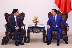 El viceprimer ministro vietnamita Tran Hong Ha recibe a Kim Deawon, subdirector general de Samsung E&A Company, filial del grupo sudcoreano Samsung. (Fuente: VNA)