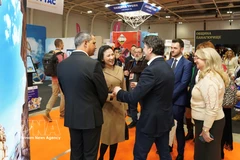 La embajadora de Vietnam en Bulgaria, Nguyen Thi Minh Nguyet, se reúne con el ministro de Turismo anfitrión, Miroslav Borshosh. (Fuente: VNA)