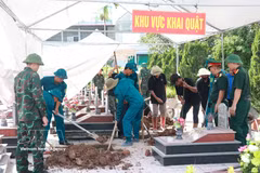 La comuna de Hai Hau (provincia de Ninh Binh) está excavando 54 tumbas de mártires cuya información aún no se ha identificado, con el fin de verificar la identidad de sus restos. (Foto: VNA)