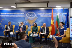 La embajadora de Vietnam en Bulgaria, Nguyen Thi Minh Nguyet, asiste a un debate en Bulgaria. (Foto: VNA)