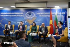 La embajadora de Vietnam en Bulgaria, Nguyen Thi Minh Nguyet, asiste a un debate en Bulgaria. (Foto: VNA)