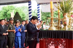 Delegados ofrecieron respetuosamente inciensos para conmemorar a los heroicos mártires que sacrificaron sus vidas por la noble causa de la nación. (Foto: VNA)