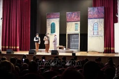 Realizan obra de teatro vietnamita “La 72.ª Petición” en el Gran Salón de la Universidad Financiera, dependiente del Gobierno de la Federación Rusa. (Fuente: VNA)
