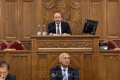 El embajador vietnamita en Hungría, Bui Le Thai, habla en el VI Foro Político Asia-Europa en Hungría. (Foto: VNA)