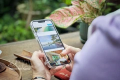 Con solo un teléfono inteligente, los viajeros pueden buscar y reservar una variedad de servicios de viaje para explorar. (Fuente: VNA)