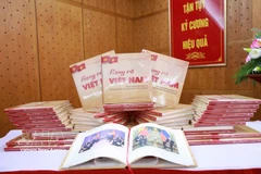 El libro "Vietnam Radiante: Logros del XIII Congreso Nacional del Partido". (Fuente: VNA)