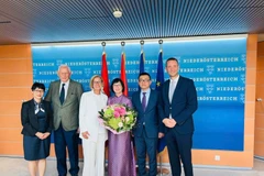 Vu Le Thai Hoang, embajador de Vietnam en Austria (segundo desde la derecha), la gobernadora de Baja Austria, Johanna Mikl-Leitner, y delegados. (Foto: VNA)