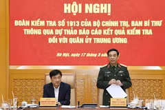 Nguyen Duy Ngoc, jefe de la Comisión de Control Disciplinario del Comité Central del PCV, y Phan Van Giang, ministro de Defensa en el evento. (Fuente: VNA)