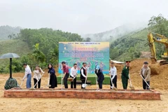 Delegados realizan la ceremonia de colocación de la primera piedra de los proyectos de vivienda de la "Campaña Quang Trung" en la comuna de Tra Tan. (Fuente: Periódico de Da Nang)