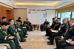 El coronel general Nguyen Van Nghia, subjefe del Estado Mayor General, se reúne con representantes de Tailandia en el marco de ACAMM-26. (Fuente: VNA)