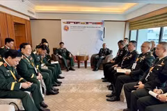El coronel general Nguyen Van Nghia, subjefe del Estado Mayor General, se reúne con representantes de Tailandia en el marco de ACAMM-26. (Fuente: VNA)