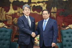 El primer ministro vietnamita, Pham Minh Chinh, recibe a Maeda Tadashi, presidente del Consejo Ejecutivo del Banco Japonés de Cooperación Internacional (JBIC). (Fuente: VNA)