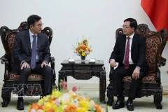 El viceprimer ministro Ho Quoc Dung recibe a Yongsoo Huh, vicepresidente del consejo de administración y director general del grupo energético GS de Corea del Sur. (Fuente: VNA)