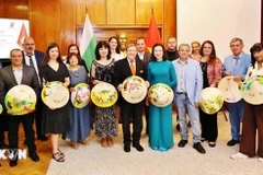 La embajadora de Vietnam en Bulgaria, Nguyen Thi Minh Nguyet, se toma una foto de recuerdo con periodistas búlgaros. (Foto: VNA)
