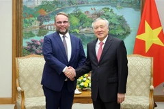 El viceprimer ministro permanente de Vietnam, Nguyen Hoa Binh. recibe a Timon Gremmels, ministro de Investigación, Arte y Cultura de Hesse. (Fuente: VNA)