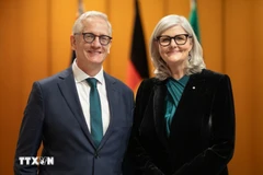 La gobernadora general de Australia, Sam Mostyn, y su esposo. (Fuente: VNA)
