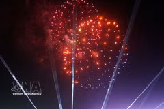 Espectáculo artístico de fuegos artificiales durante la noche de inauguración. (Fuente: VNA)