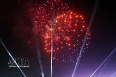 Espectáculo artístico de fuegos artificiales durante la noche de inauguración. (Fuente: VNA)
