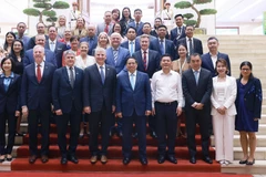 El primer ministro vietnamita Pham Minh Chinh y representantes de Consejo Empresarial Estados Unidos-ASEAN. (Fuente: VNA)