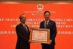 El embajador de Vietnam en Japón, Pham Quang Hieu, otorgó el certificado de mérito del Primer Ministro al gobernador de la prefectura nipona de Niigata, Hanazumi Hideyo.(Fuente:VNA)