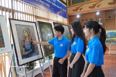 Estudiantes de la Universidad de Hung Vuong en la exposición. (Fuente: VNA)