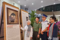 La ex prisionera política Le Tu Cam se emociona al contemplar su retrato digitalizado, recreado y elaborado con hojas de loto, expuesto en el Museo de Con Dao. (Foto: qdnd.vn)