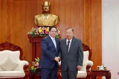 El primer ministro vietnamita, Pham Minh Chinh, y Bounnhang Vorachith, exsecretario general del Partido Popular Revolucionario de Laos y expresidente del país. (Fuente: VNA)