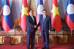 El primer ministro de Vietnam, Pham Minh Chinh, (I) se reúne con el presidente de la Asamblea Nacional de Laos, Saysomphone Phomvihane. (Fuente: VNA)