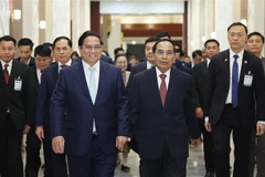 El primer ministro vietnamita, Pham Minh Chinh, (izquierdo en la primera fila) se reúne con el permanente del Secretariado y vicepresidente de Laos, Bounthong Chitmany. (Fuente: VNA)