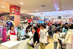 Consumidores compran en un supermercado. (Foto: VNA)