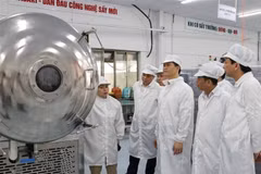El presidente del Comité Popular de Bac Ninh, Vuong Quoc Tuan, visita la Compañía de fabricación, procesamiento e importación y exportación de Hanel en el Parque Industrial Tien Son. (Foto: VNA)