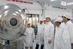 El presidente del Comité Popular de Bac Ninh, Vuong Quoc Tuan, visita la Compañía de fabricación, procesamiento e importación y exportación de Hanel en el Parque Industrial Tien Son. (Foto: VNA)