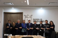 Representantes de la ASEAN se tomaron una foto de recuerdo con autoridades de Zapopan, Jalisco. (Fuente: VNA)