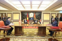 El presidente de Vietnam, Luong Cuong, y su homólogo angoleño, João Manuel Gonçalves Lourenço, presenciaron la firma de una Carta de Intención para promover la cooperación en materia de defensa entre los dos países. (Fuente: VNA)