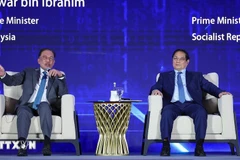 El primer ministro de Vietnam, Pham Minh Chinh, (derecha) y su homólogo malasio, Anwar Ibrahim, en el evento. (Fuente: VNA)