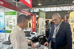 Walter Cavrenghi, secretario general de la Cámara de Comercio Italia-Vietnam, visita el pabellón vietnamita. (Fuente: VNA)