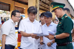 El vicepresidente del Comité Popular de Quang Ngai, Do Tam Hien (segundo desde la izquierda), inspecciona las labores de prevención y control de la pesca ilegal, no declarada y no reglamentada (IUU) en el puerto pesquero de My A, barrio de Tra Cau. (Fuente: VNA)