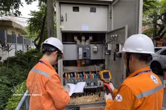 Trabajadores de la compañía eléctrica EVNHANOI inspeccionan el sistema eléctrico. (Fuente: VNA)