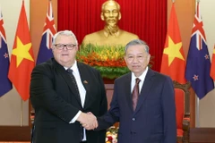 El secretario general del Partido Comunista de Vietnam, To Lam, recibe a Gerry Brownlee, presidente de la Cámara de Representantes de Nueva Zelanda (Parlamento). (Fuente: VNA)