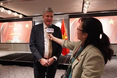 Steve Whan, ministro de Habilidades, Formación Profesional y Educación Superior de Nueva Gales del Sur, en la entrevista. (Fuente: VNA)