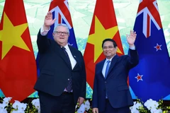 El primer ministro vietnamita, Pham Minh Chinh, y el presidente de la Cámara de Representantes de Nueva Zelanda (Parlamento), Gerry Brownlee. (Fuente: VNA)