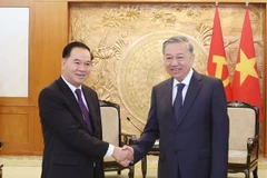 El secretario general del Partido Comunista de Vietnam, To Lam, recibió a Thongsalith Mangnomek, secretario del Comité Central del Partido Popular Revolucionario de Laos y jefe de su Oficina, (Fuente: VNA)