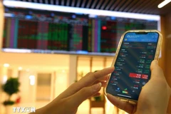 Clientes realizan transacciones en la sede de la empresa de valores Bao Viet. (Fuente: VNA)