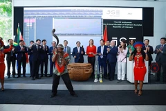 El primer ministro vietnamita, Pham Minh Chinh, y delegados tocan el tambor para inaugurar la sesión bursátil en la Bolsa de Johannesburgo. (Foto: VNA)