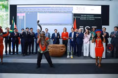 El primer ministro vietnamita, Pham Minh Chinh, y delegados tocan el tambor para inaugurar la sesión bursátil en la Bolsa de Johannesburgo. (Foto: VNA)