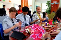 Alumnos del ISB experimentan con las técnicas tradicionales vietnamitas de bordado a mano. (Foto: VNA)